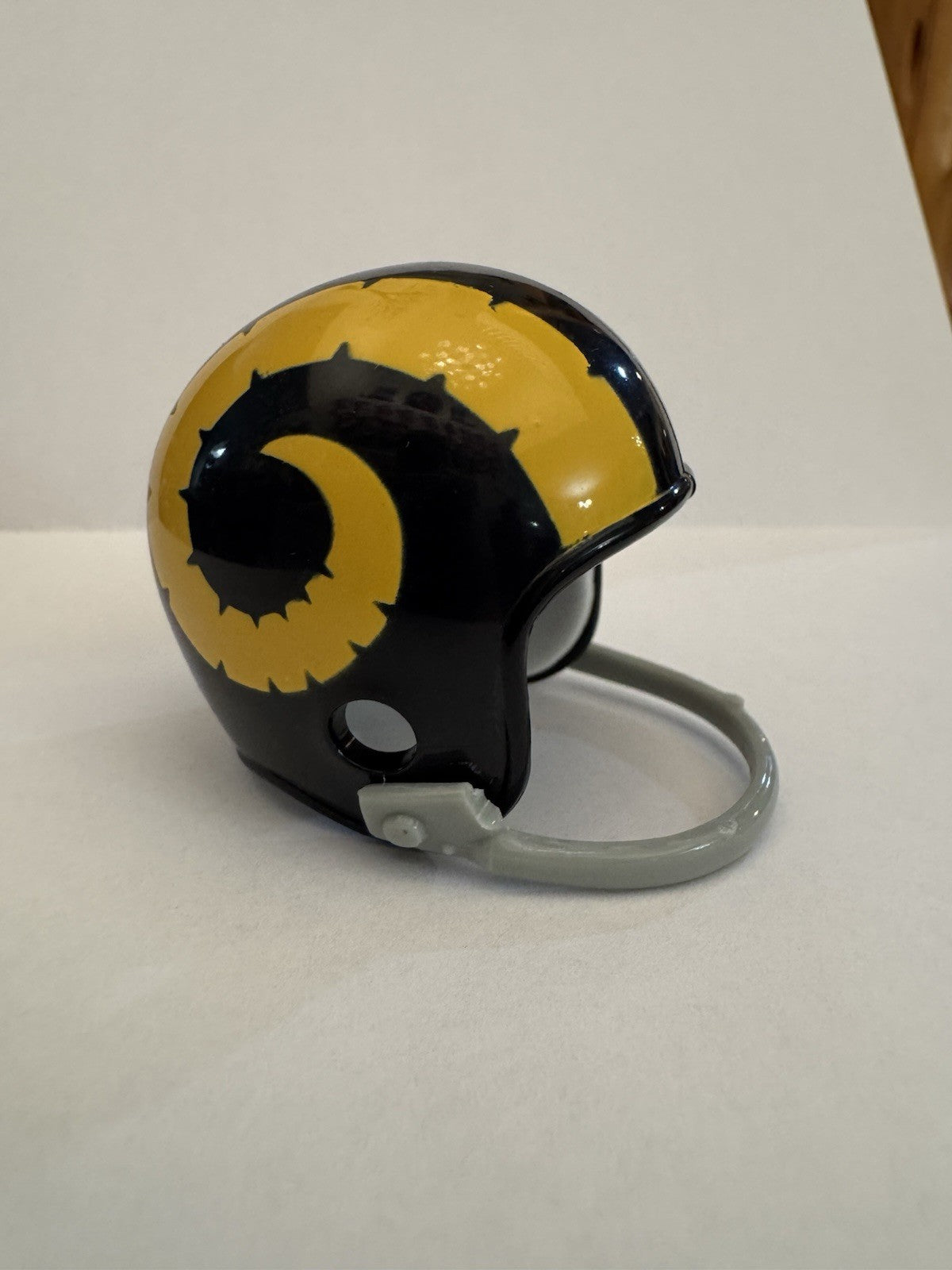 Los Angeles Rams Riddell NFL Single-Bar Pocket Pro Helmet 1949 Custom – WESTBROOKSPORTSCARDS