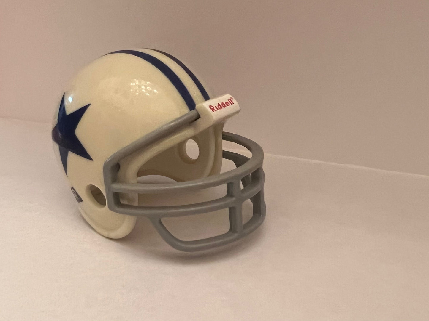 Dallas Cowboys Riddell NFL Pocket Pro Helmet 1960-1963 Throwback (White Helmet with Navy Star and stripes) from series I (1) WESTBROOKSPORTSCARDS