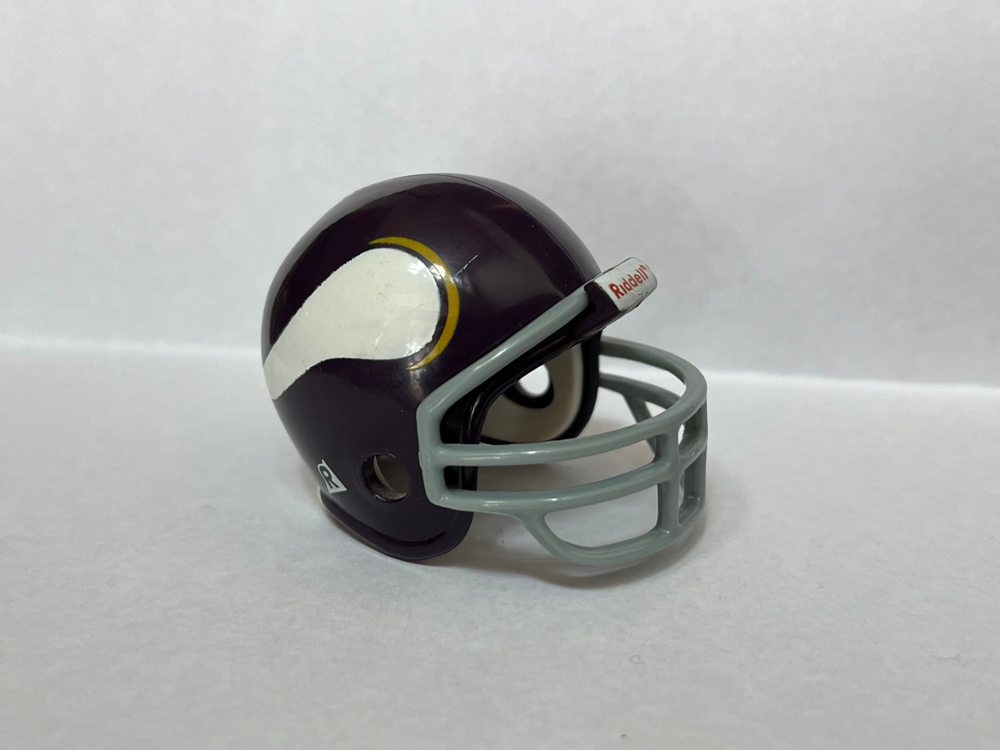Minnesota Vikings Riddell NFL Pocket Pro Helmet 1961-1979 Throwback (with Grey Mask) from series I (1)  WESTBROOKSPORTSCARDS