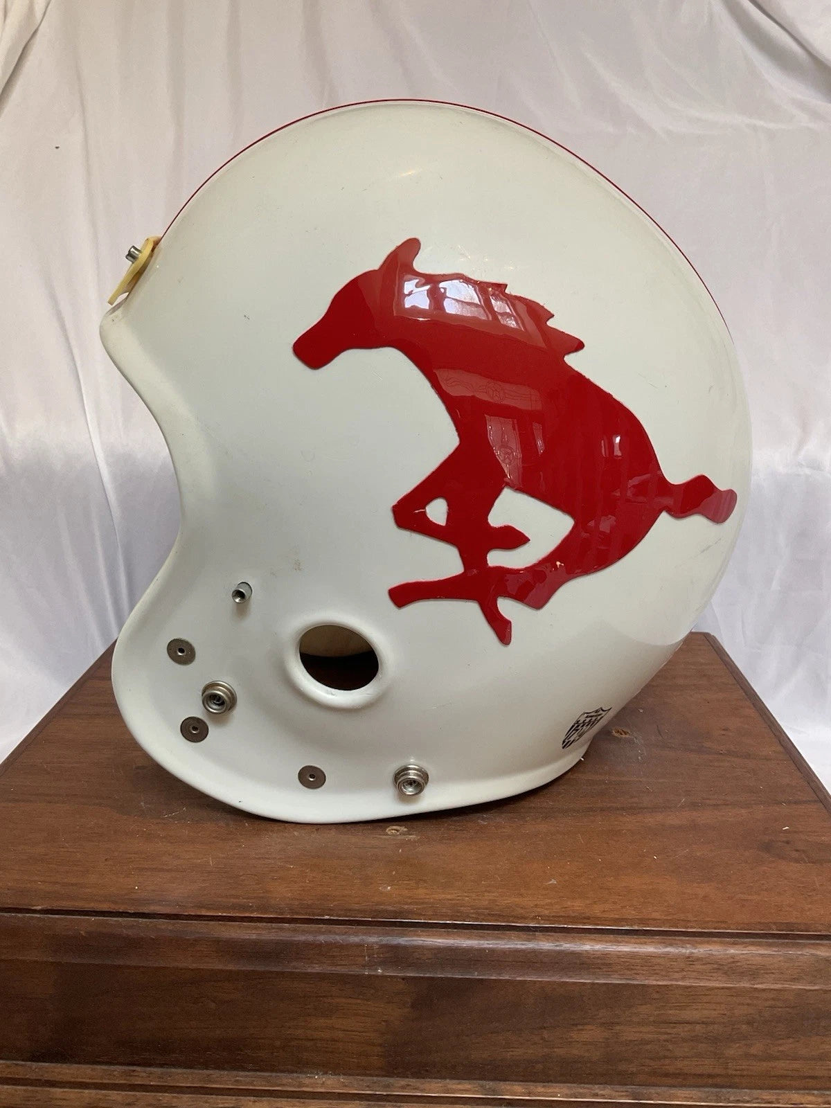 MaxPro Size 7 3/8 Game Used White Shell Football Helmet WESTBROOKSPORTSCARDS