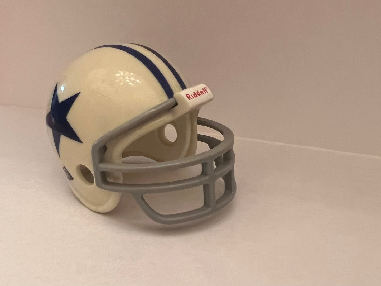 Dallas Cowboys Riddell NFL Pocket Pro Helmet 1960-1963 Throwback (White Helmet with Navy Star and stripes) from series I (1)  WESTBROOKSPORTSCARDS   